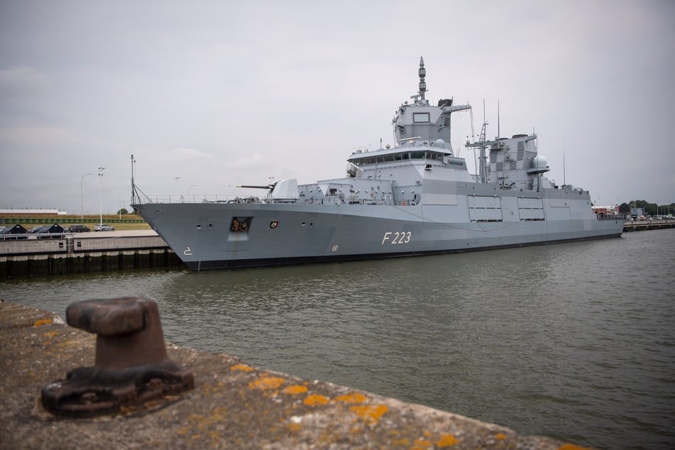 Die Fregatte "Nordrhein-Westfalen" liegt im Hafen der Marine.