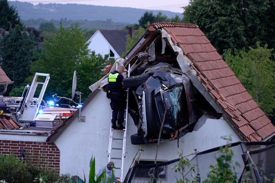 Das Auto steckt nach dem Unfall in der Wand einer Scheune.