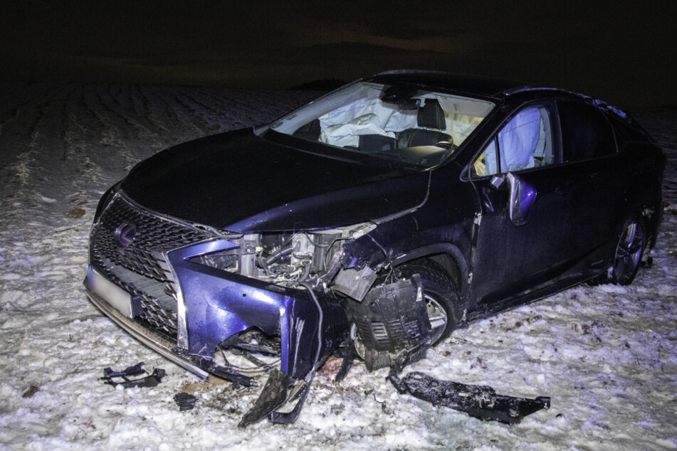 Schwerer Unfall im Erzgebirge: Lexus überschlägt sich auf Landstraße