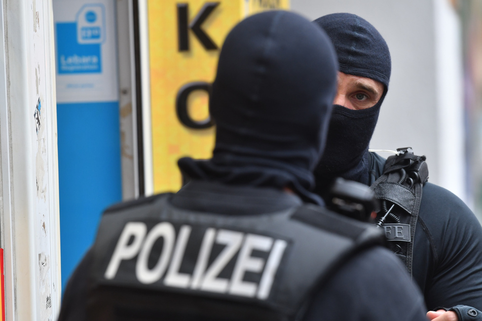 Mehr als 300 Einsatzkräfte haben am Mittwoch Objekte in Berlin und insgesamt 16 Städten in Nordrhein-Westfalen wegen des Verdachts der organisierten Schwarzarbeit durchsucht. (Symbolbild)