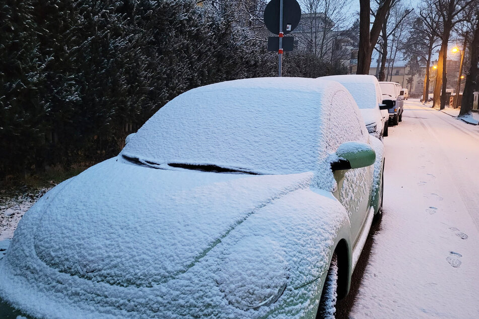 Autofahrer mussten ihre Fahrzeuge von Schnee und Eis befreien.