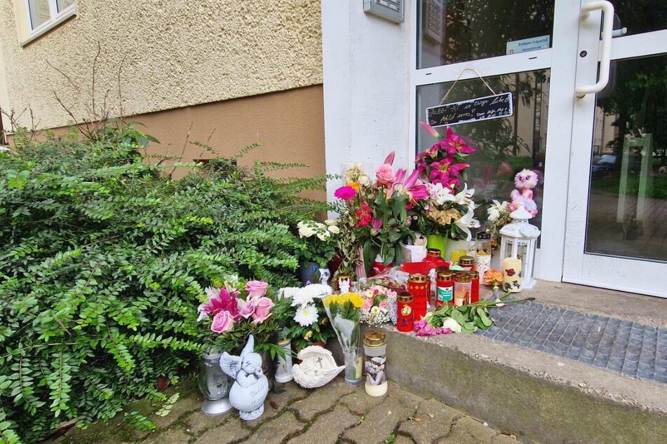 In den Wochen nach ihrem Tod stellten Trauernde vor dem Haus der Familie Blumen und Kerzen auf.