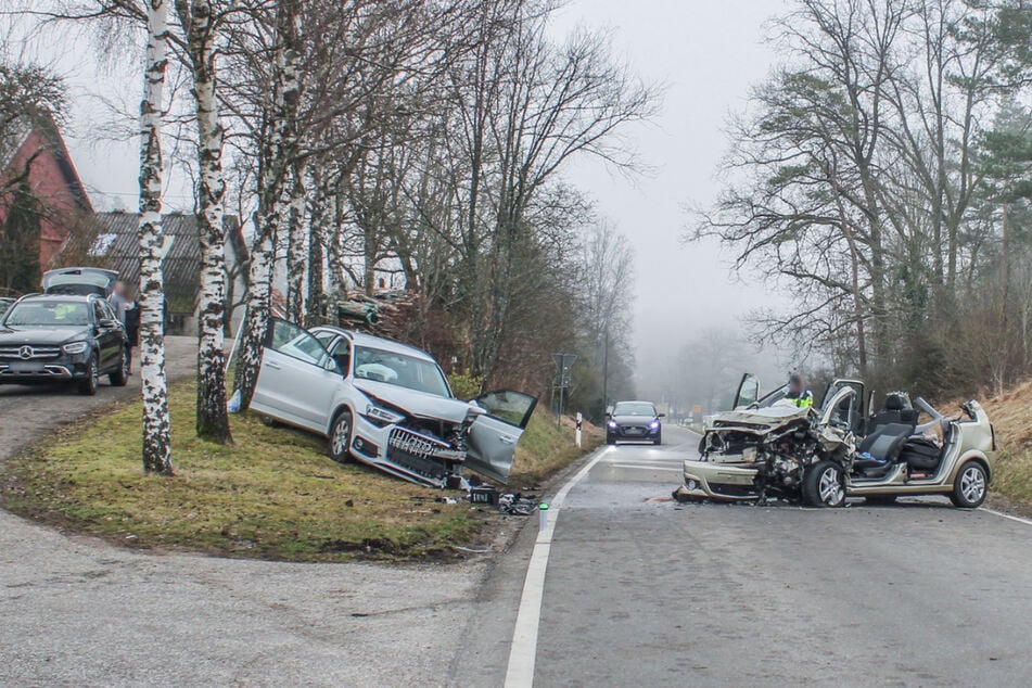 Die Unfallstelle am Samstag. Der Fahrer des Opels (r.) hatte den Crash wohl verursacht.