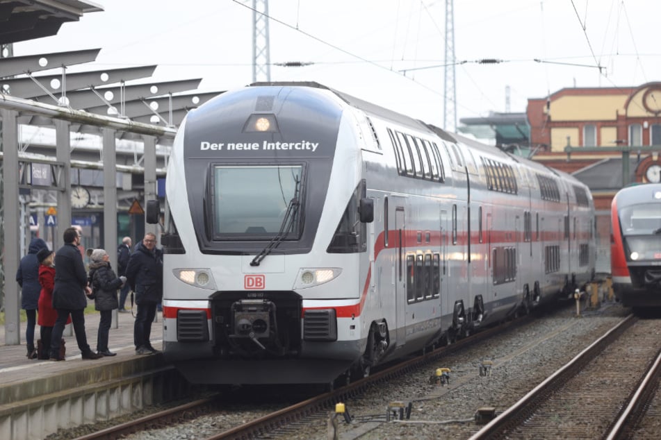Ein neuer Intercity-Doppelstockzug steht kurz vor seiner Taufe auf den Namen "Mecklenburgische Ostseeküste" im Rostocker Hauptbahnhof.