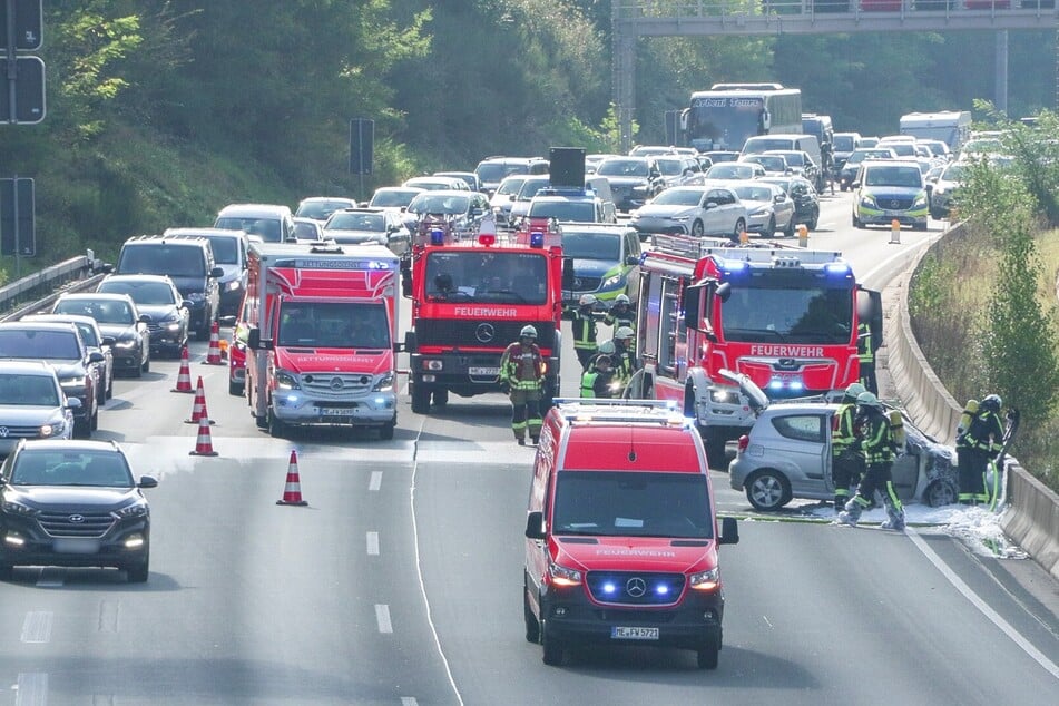 Das brennende Wrack auf der A3 wurde mithilfe eines Schaumteppichs abgelöscht.