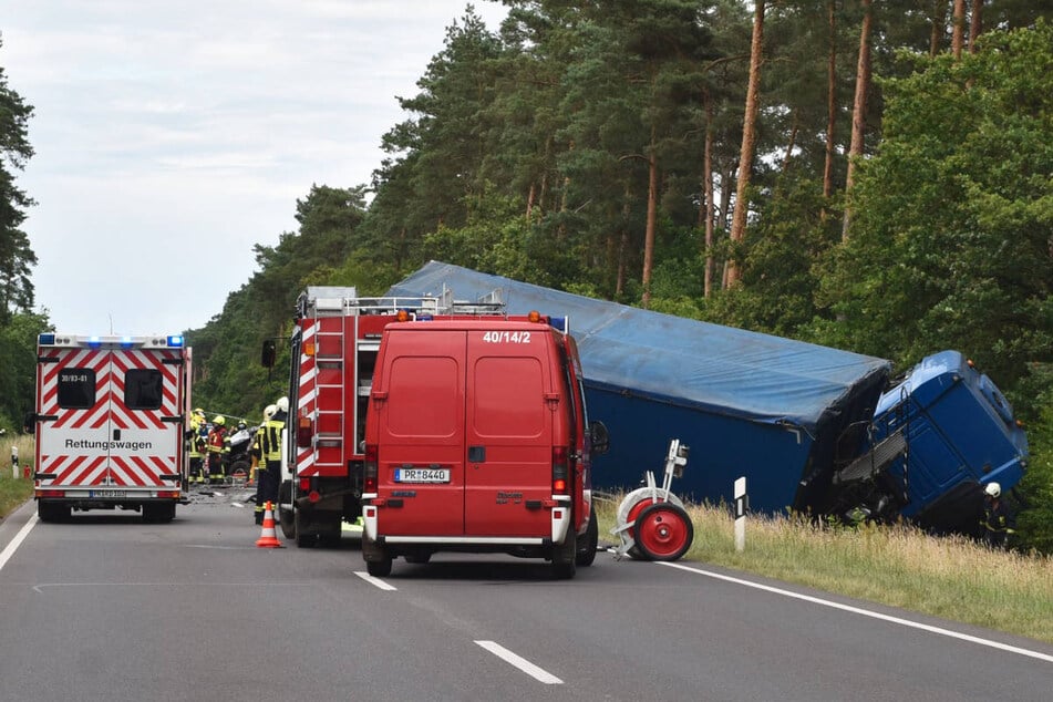 Ein Sattelzug ist nach dem Zusammenstoß von der Straße abgekommen und die angrenzende Böschung hinuntergestürzt.