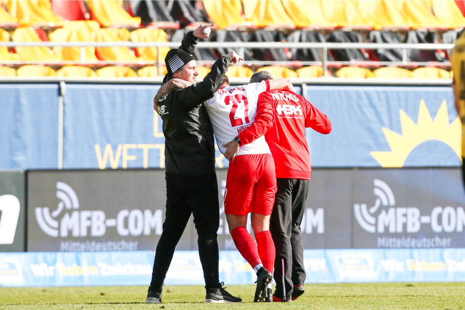 FSV-Sechser Yannik Möker (M.) musste bereits in der ersten Hälfte verletzt ausgewechselt werden.