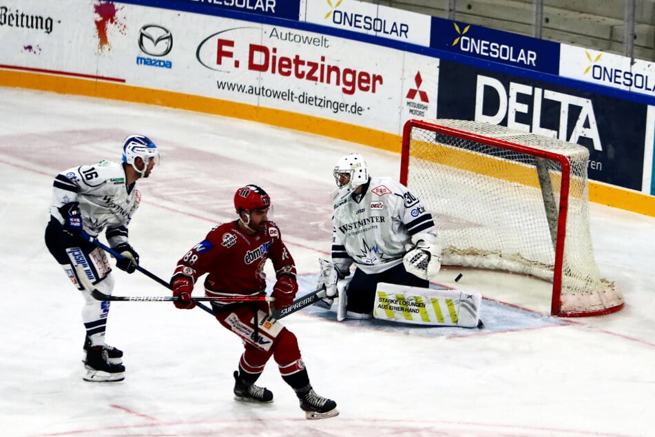 Eislöwe Thomas Supis (l.) war im Zweikampf mit Zach O'Brien (M.) nicht bissig genug. Der Landshuter-Topstürmer konnte so zum 4:6 aus Sicht der Dresdner einnetzen.