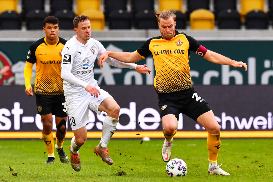 Sebastian Mai (27, r.) im Zweikampf mit Marcel Gaus (31, M.) von Zweitliga-Mitaufsteiger FC Ingolstadt 04.