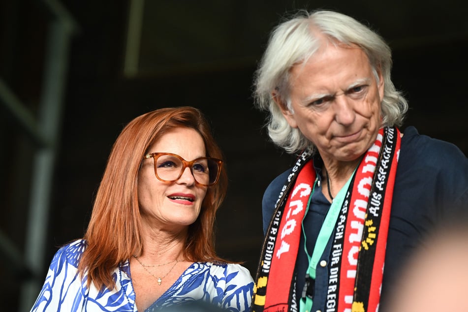Mit ihrem Mann Ulrich Ferber (66, r.) geht Andrea Berg (60) auch ins Stadion, wie hier zum DFB-Pokalspiel gegen Bayer Leverkusen im August vergangenen Jahres.