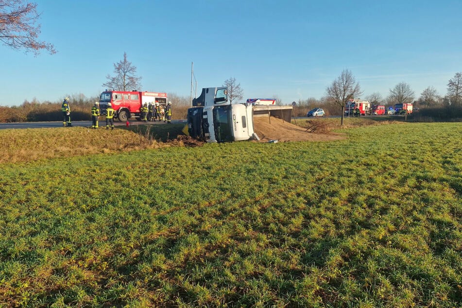 Die Ladung verteilte sich auf einem angrenzenden Acker.