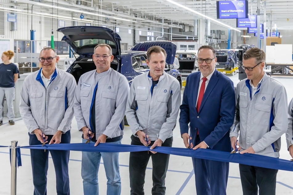 Mit einem Schnitt ins neue Geschäft: VW-Markenchef Thomas Schäfer (56, 3.v.r.), Wirtschaftsminister Dirk Panter (52, SPD, 2. v. r.) und VW-Sachsen-Chef Danny Auerswald (43, r.) geben die Demontagelinie frei.