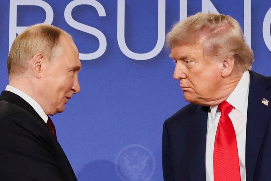 President Donald Trump (r.) threatened to "come down very, very strong" on his Russian counterpart, Vladimir Putin, if he does not move towards making peace with Ukraine.