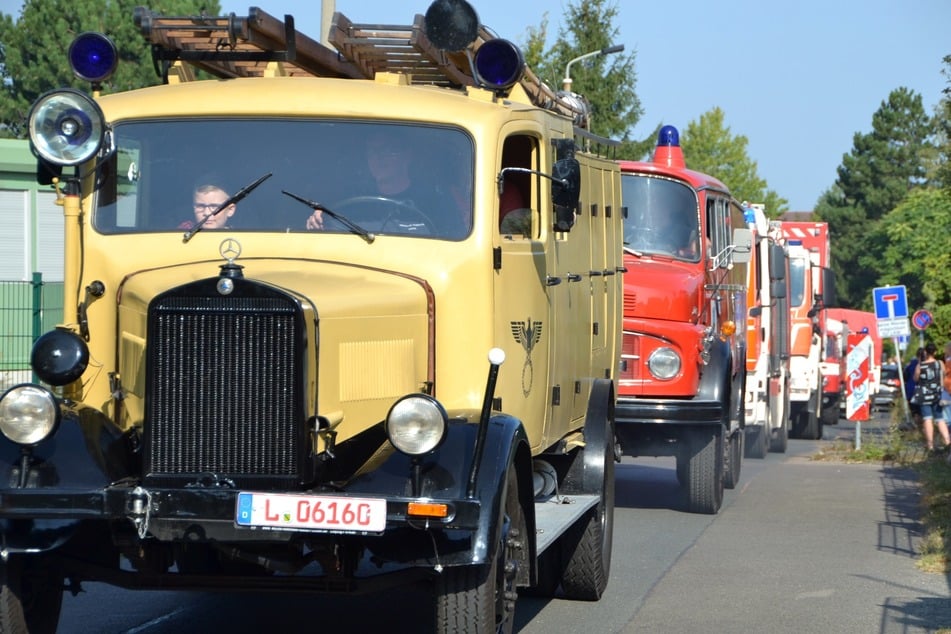 Der Festumzug mit mehr als 20 historischen sowie modernen Fahrzeugen Freiwilliger Feuerwehren weckte viele Mölkauer am Sonntagmorgen ganz gewollt auf.