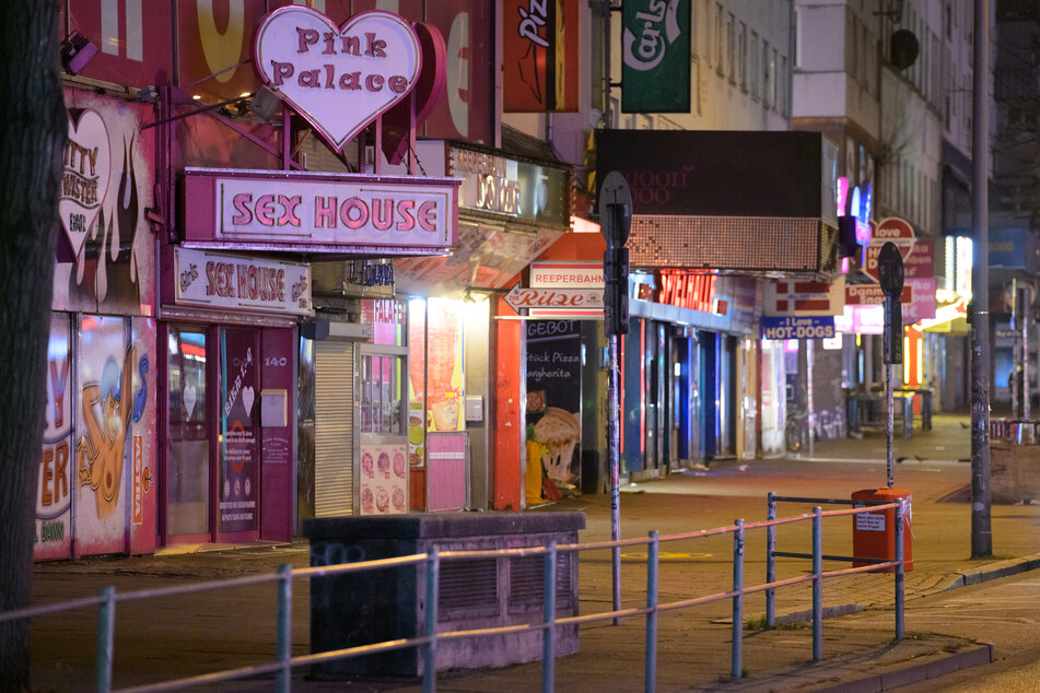 Die Reeperbahn ist am Neujahrsmorgen menschenleer.