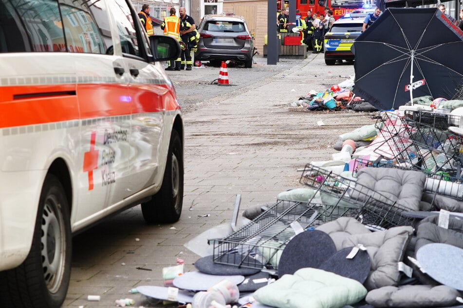 Mercedes rast durch Fußgängerzone und erfasst mehrere Menschen