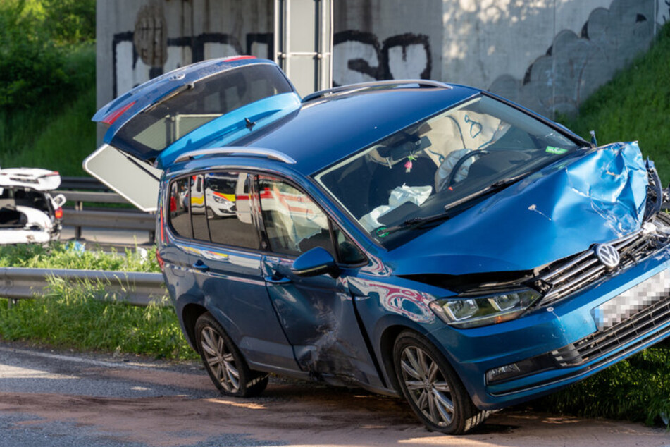 VW-Van übersieht Stau-Ende und löst Serienunfall auf A60 aus