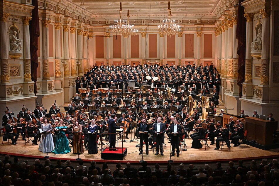 Hunderte Musiker und Musikerinnen auf der Bühne, der Kinderchor sang aus Proszeniumsloge und erstem Rang. Bis dahin zuletzt aufgeführt wurde Mahlers Achte in der Semperoper 1932 von Fritz Busch.