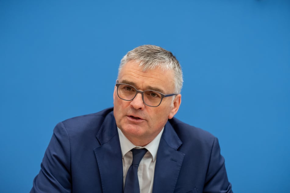 Regierungssprecher Stefan Kornelius (59) hat sich zum Vergleich zwischen Bundeskanzler Friedrich Merz (70) und der Serienfigur Bernd Stromberg geäußert.