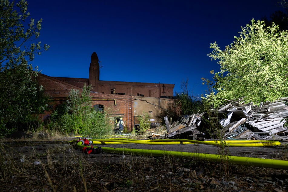 Großbrand in alter Industriehalle: Gebäude hinter Dampflokwerk akut einsturzgefährdet
