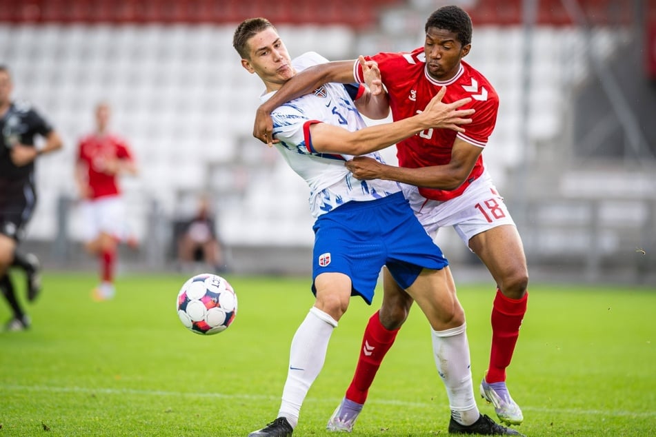 Der dänische U20-Nationalspieler steht derzeit noch bei Manchester United unter Vertrag.