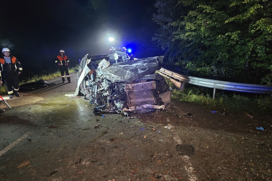 Vom Audi ist nach dem Unfall nur noch ein Wrack übrig.