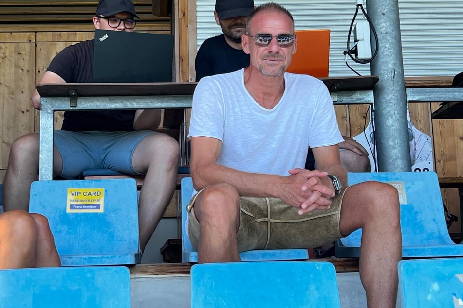 Ex-Bundesliga-Star Alexander Zickler (51, mit Sonnenbrille) schaut sich das Treiben ganz entspannt von der Tribüne aus an.