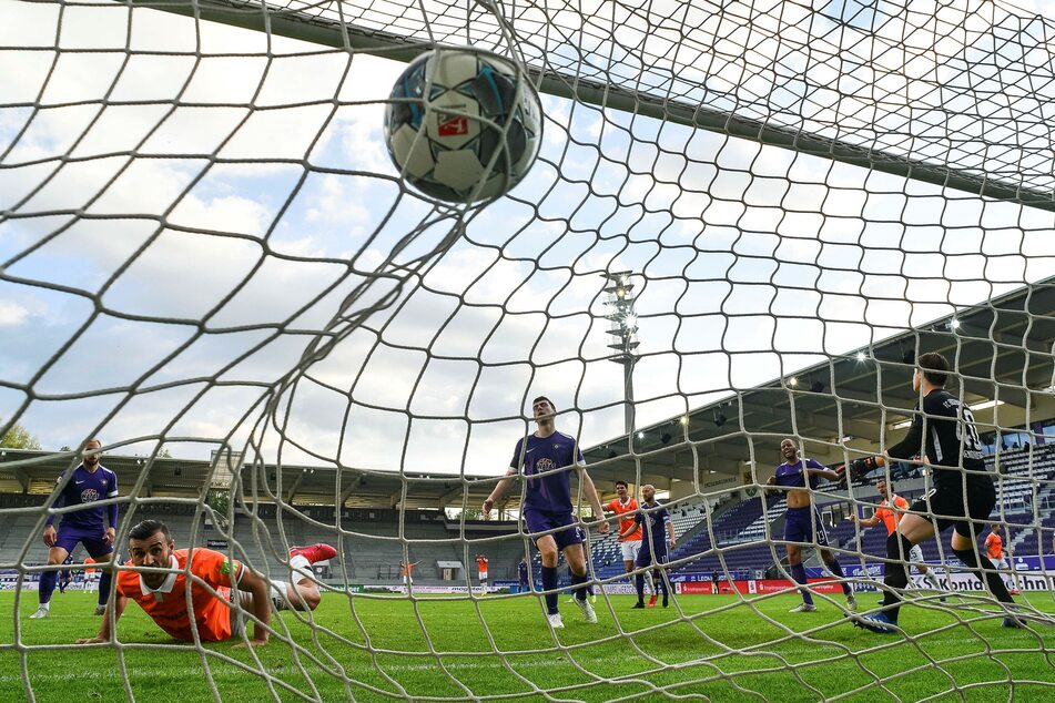 Der Anfang vom Ende: Serdar Dursun (l.) köpfte unbedrängt zum 2:1 für Darmstadt ein. Aue kam nicht mehr zurück, Dursun traf sogar noch ein zweites Mal.