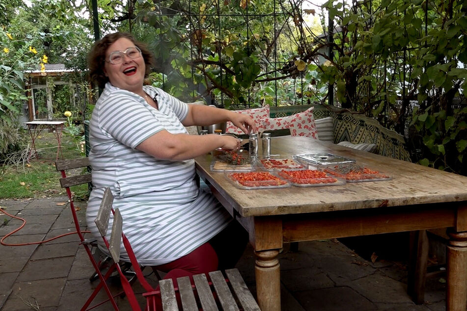 Margret kann nach Tagen des Wartens endlich ihre gedörrten Tomaten weiterverarbeiten.