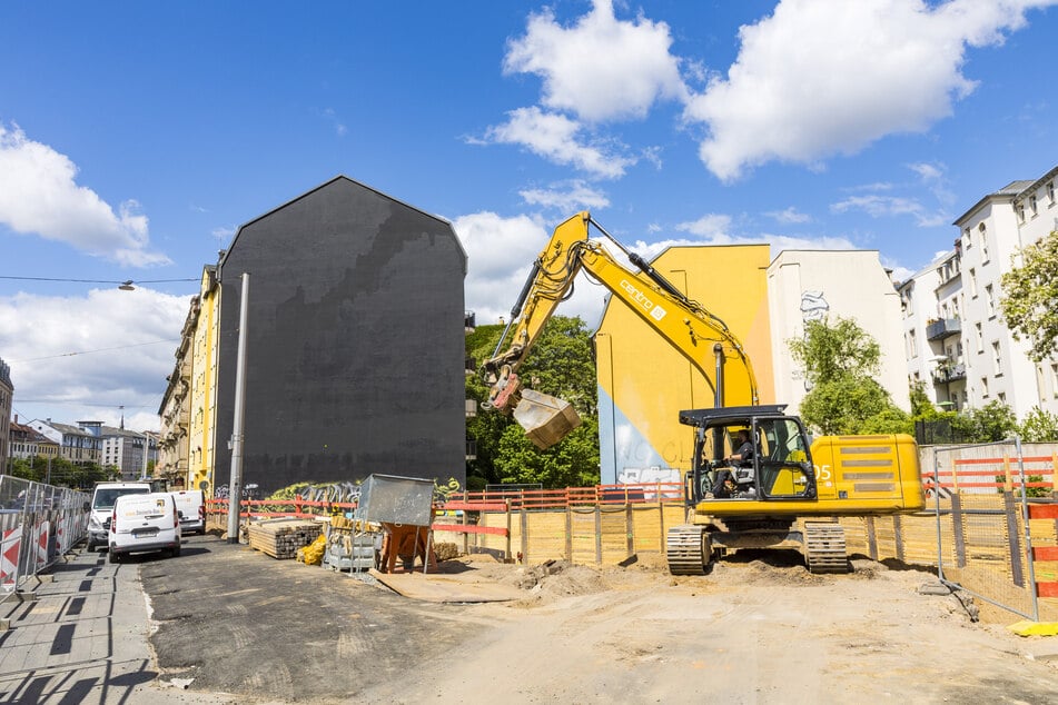 Im Hintergrund die Hausfassade, an der viele Jahre wechselnde Graffiti zu sehen waren. Weitere Kunstprojekte sind mit dem Lückenschluss freilich passé.