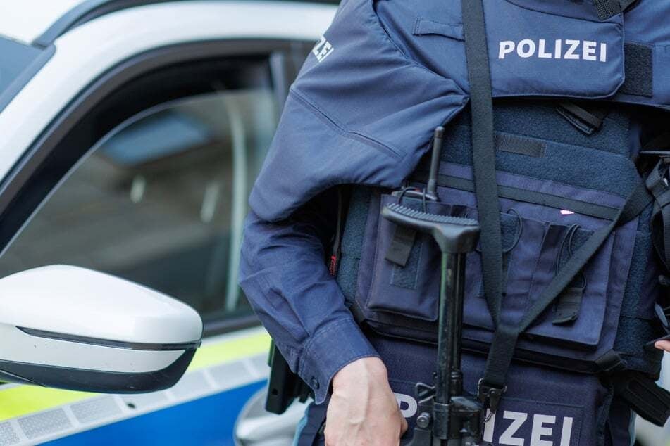 Ein psychisch belasteter und alkoholisierter Mann hat am Samstag einen Polizeieinsatz mit Waffengebrauch ausgelöst.