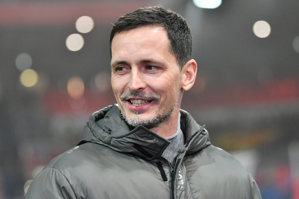 Dino Toppmöller (44) und seine Eintracht haben derzeit gut lachen. Übermütig wird der SGE-Coach aufgrund der aktuellen Erfolgswelle aber keinesfalls.