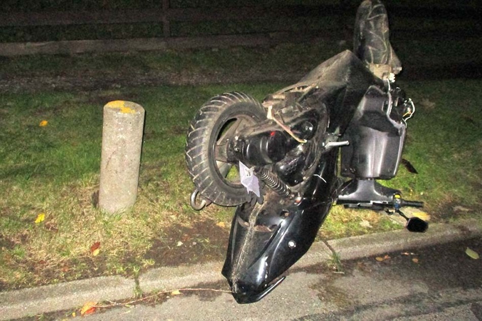 Verfolgungsjagd mit der Polizei: Rollerfahrer (16) ohne Helm und Führerschein baut Unfall