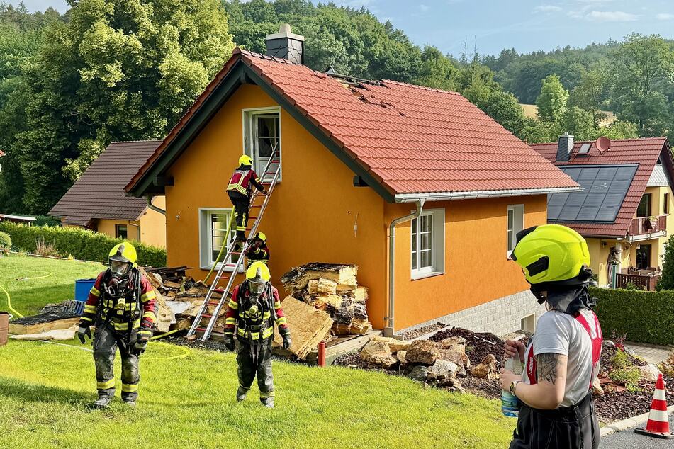Der Blitz schlug im Dachstuhl ein.