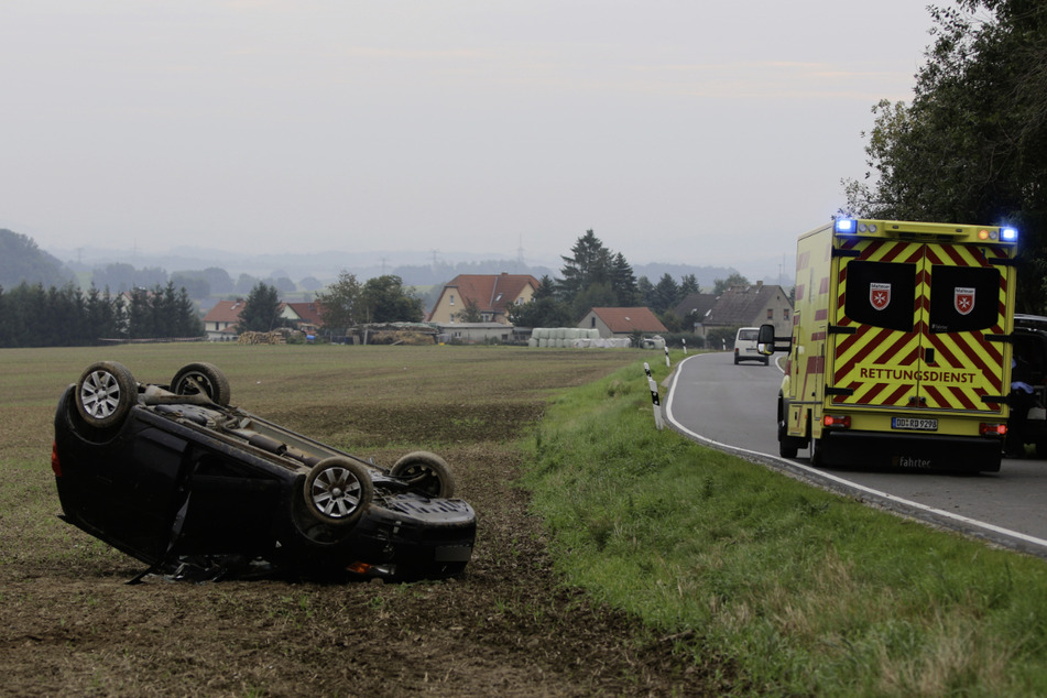 Die Fahrerin sei bei dem Unfall verletzt worden. Ein Krankenwagen war vor Ort.