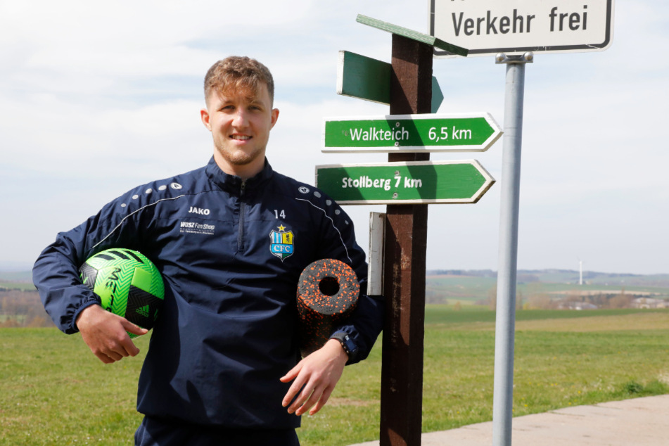 Frei für Land- und Forstwirtschaftsverkehr - sowie für Tim Campulka. Der CFC-Kicker trainiert täglich auf den Feldwegen rund um seinen Heimatort.