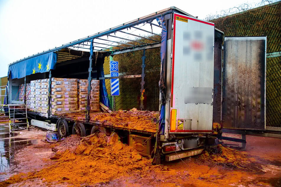 Mehrere Kilos des Kakaos verteilten sich auf der Fahrbahn.