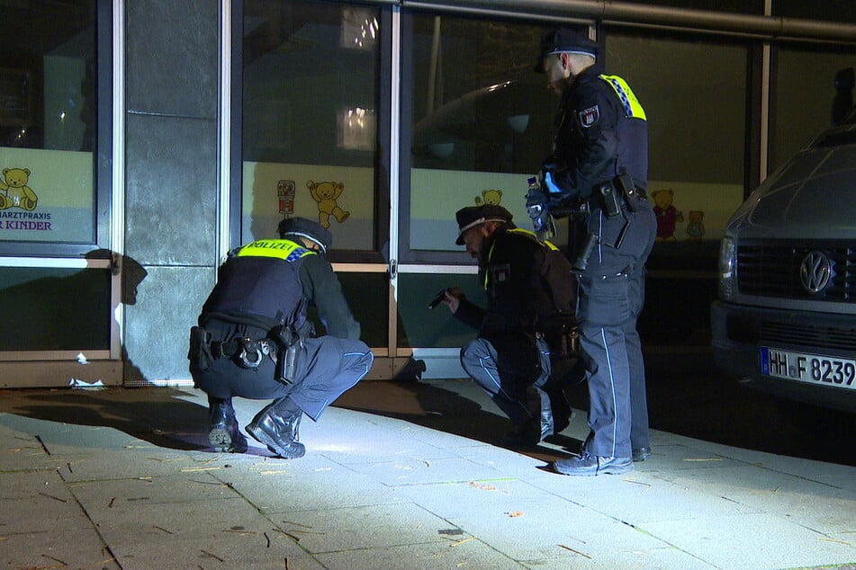 Nach der Auseinandersetzung sichert die Polizei Spuren.