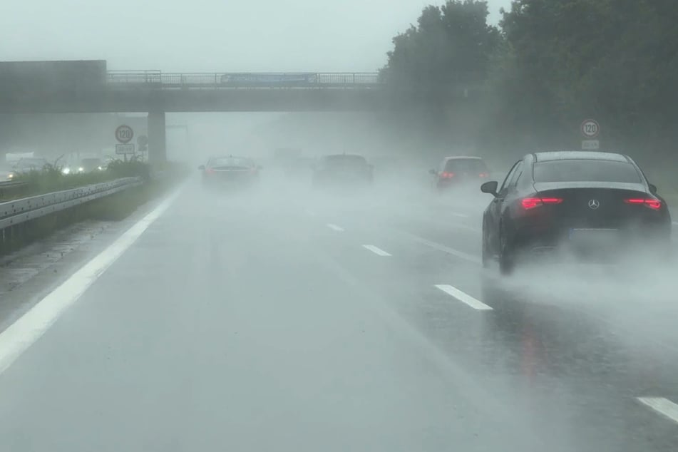 Auf der A9 bei Ingolstadt sorgte der Regen für schlechte Sicht.