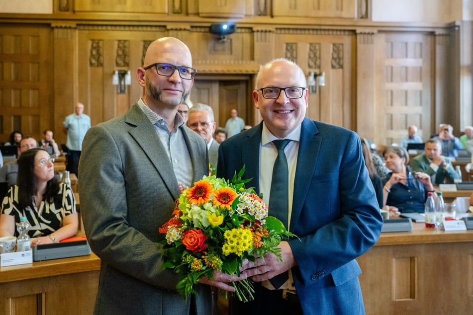 Mit der Wahl tritt Thomas Kütter die Nachfolge von Michael Stötzer an, der das Dezernat zehn Jahre geleitet hat. OB Sven Schulze (53, SPD, r.) mit Thomas Kütter beim Amtsantritt.