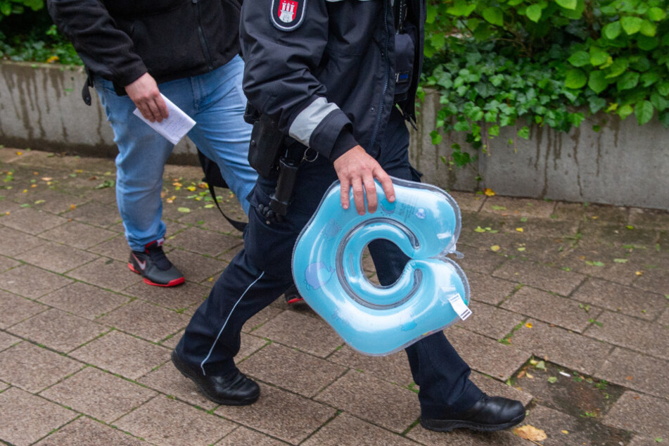 Die Polizei stellte einen Plastik-Schwimmring sicher.