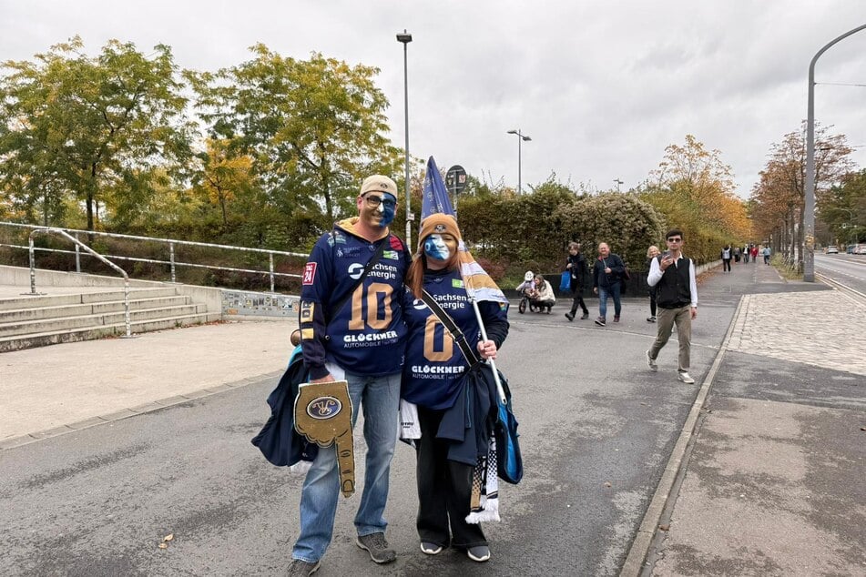 Zu welcher Mannschaft diese Fans halten, ist wohl kaum zu übersehen.