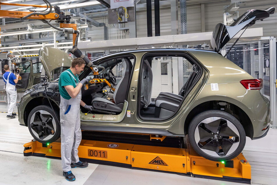 Vorerst keine eingeschränkte Produktion: Bei VW Sachsen soll der Betrieb ab Montag wieder normal anlaufen.