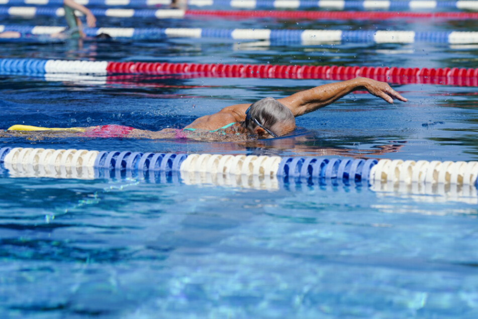 In einem Schwimmbad trat Chlor aus, Grund war eine undichte Stelle (Symbolfoto).