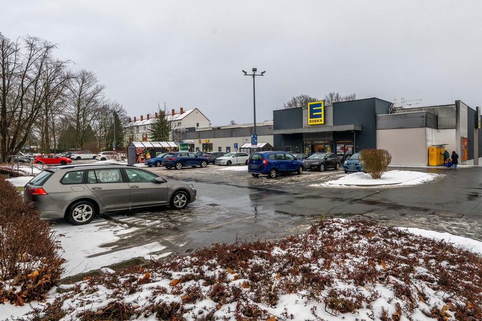 Auf diesem Edeka-Parkplatz soll es zur Regenschirm-Attacke gekommen sein.