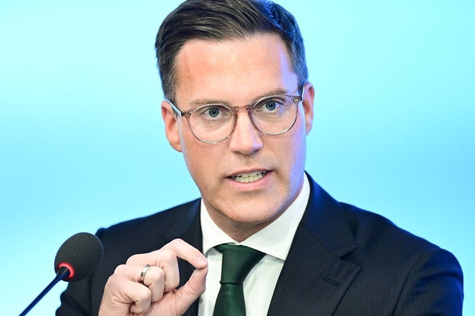 Nach dem Wahlerfolg der Berliner Linken attackierte Manuel Hagel (38, CDU) die Spitzenkandidatin Elif Eralp (45, Die Linke).