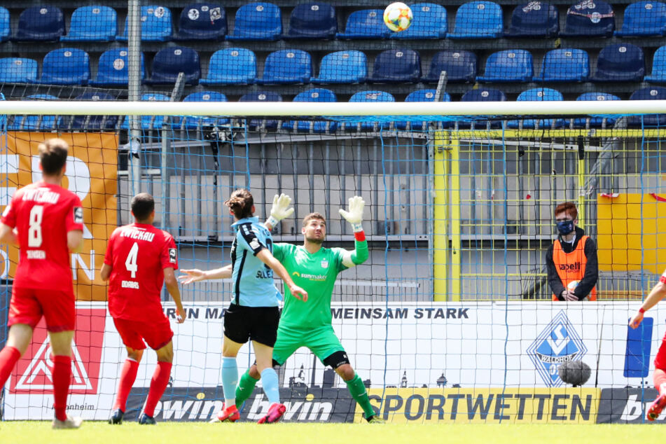 Johannes Brinkies (r.) hielt seinen Kasten in Mannheim sauber - die Grundlage für den gesicherten Verbleib des FSV Zwickau in der 3. Liga.