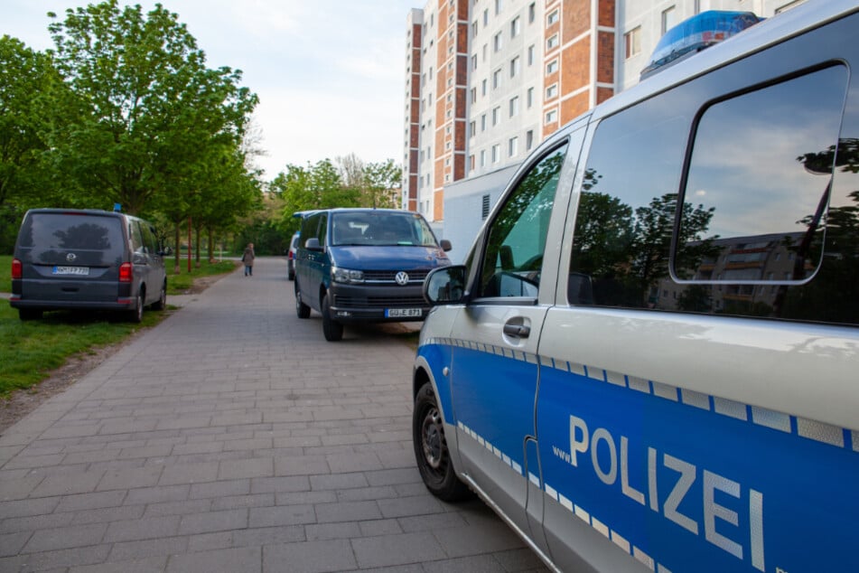 Einsatzfahrzeuge der Polizei stehen in der Nähe des Tatortes in Rostock.