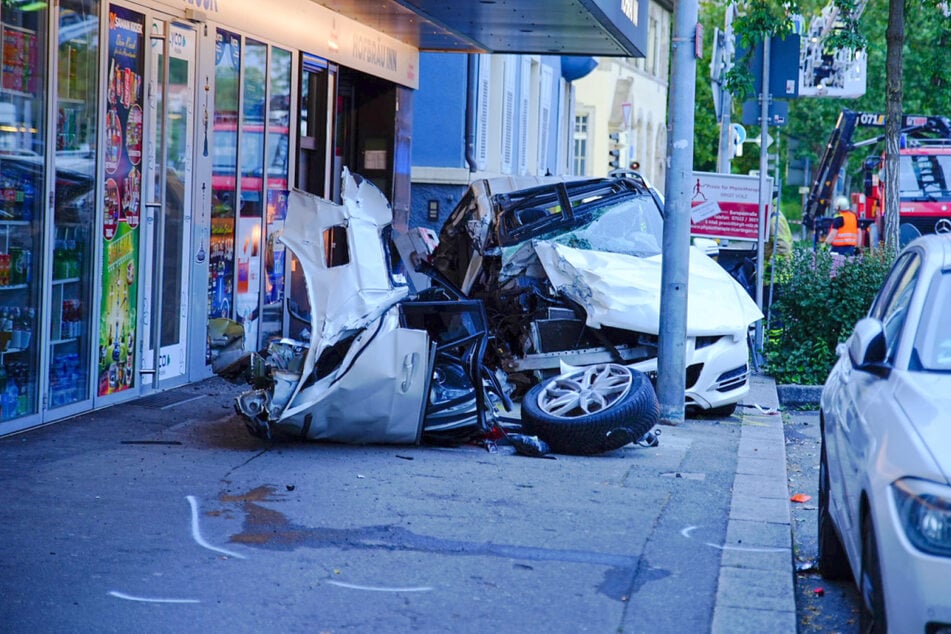 Der Unfallwagen wurde am späten Sonntagabend abgeschleppt.