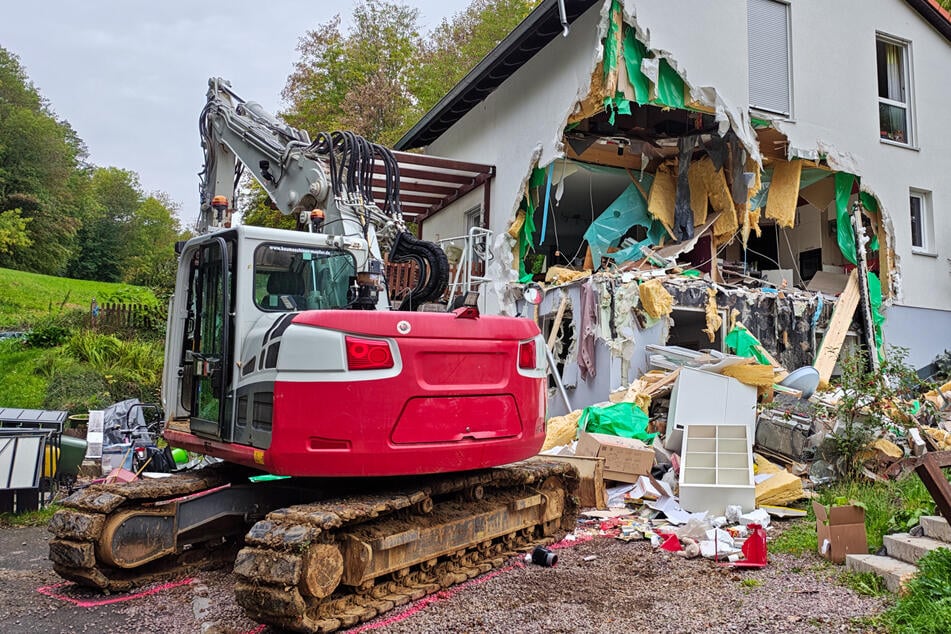 Schock am Sonntagmorgen: Mann rastet mit Bagger aus und richtet schwere Schäden an Haus an